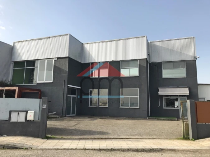 Armazém para Venda em Mazedo e Cortes