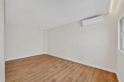 Apartamento T3 para Venda em Póvoa de Santo Adrião e Olival Basto