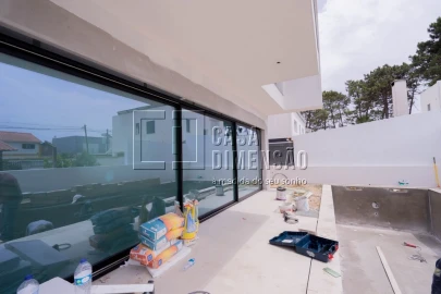 Moradia T4 para Venda em Charneca de Caparica e Sobreda
