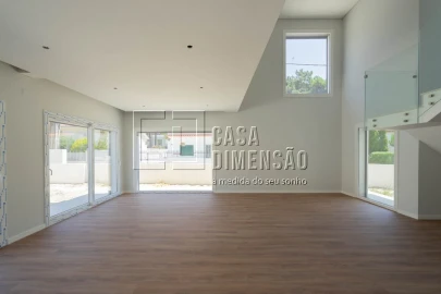 Moradia T4 para Venda em Charneca de Caparica e Sobreda