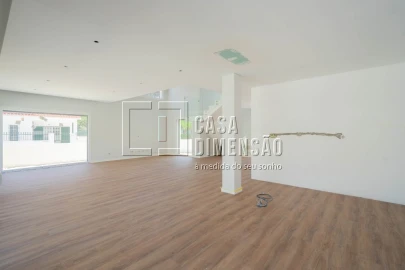 Moradia T4 para Venda em Charneca de Caparica e Sobreda
