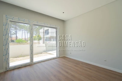 Moradia T4 para Venda em Charneca de Caparica e Sobreda