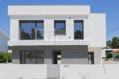 Moradia T4 para Venda em Charneca de Caparica e Sobreda