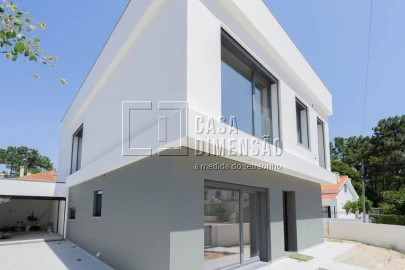 Moradia T4 para Venda em Charneca de Caparica e Sobreda