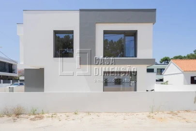 Moradia T4 para Venda em Charneca de Caparica e Sobreda