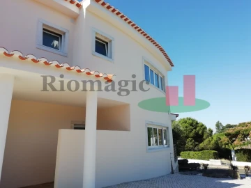 Moradia T4 para Venda em Queluz e Belas