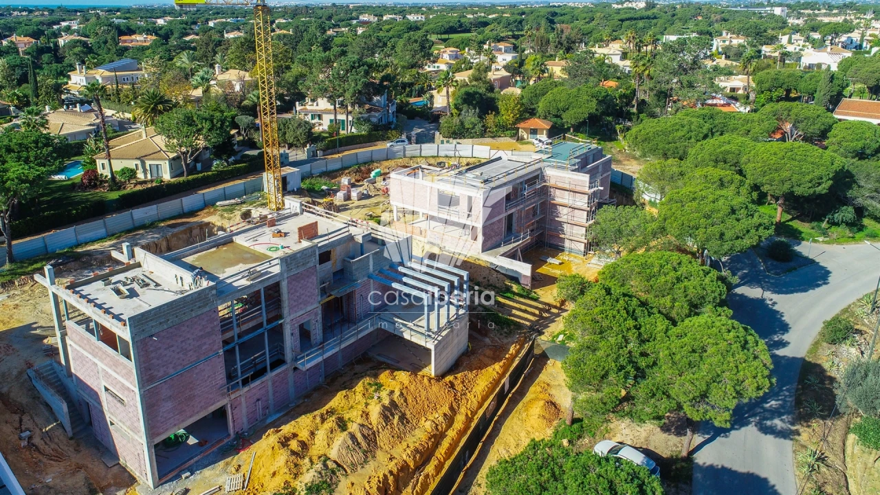 Moradia T5 para Venda em Quarteira Foto 1