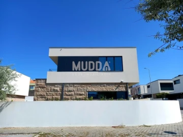 Moradia T4 para Venda em São Felix da Marinha