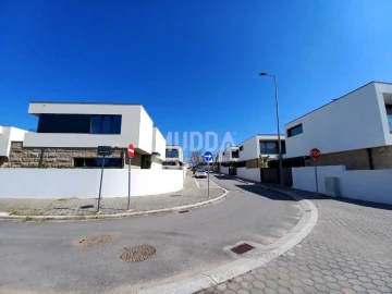 Moradia T4 para Venda em São Felix da Marinha