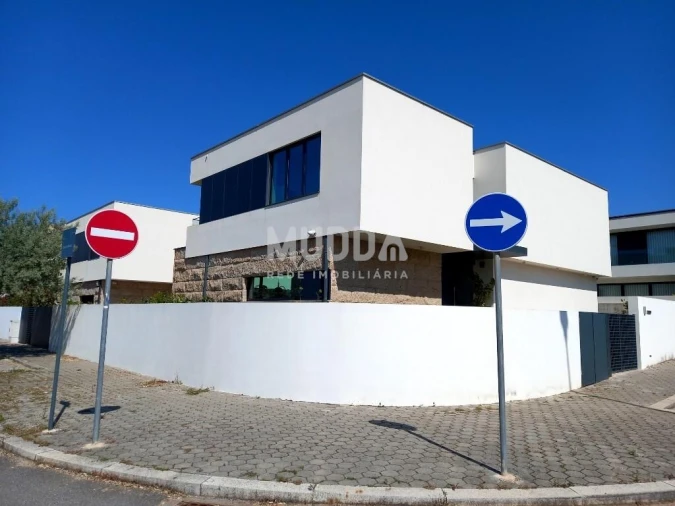 Moradia T4 para Venda em São Felix da Marinha Foto 8