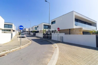 Moradia T4 para Venda em São Felix da Marinha