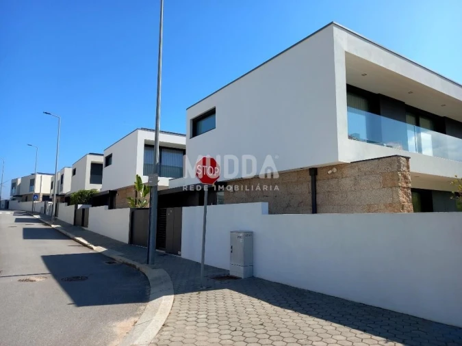 Moradia T4 para Venda em São Felix da Marinha Foto 11