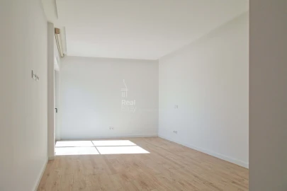 Apartamento T5 para Venda em Loule (São Sebastião)