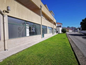 Loja para Arrendamento em Arcozelo