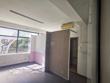 Loja para Arrendamento em Arcozelo