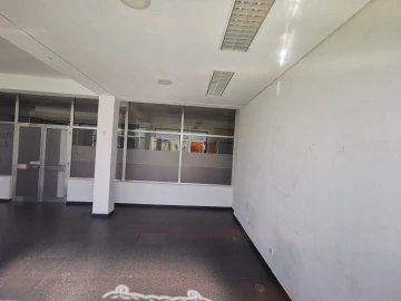 Loja para Arrendamento em Arcozelo