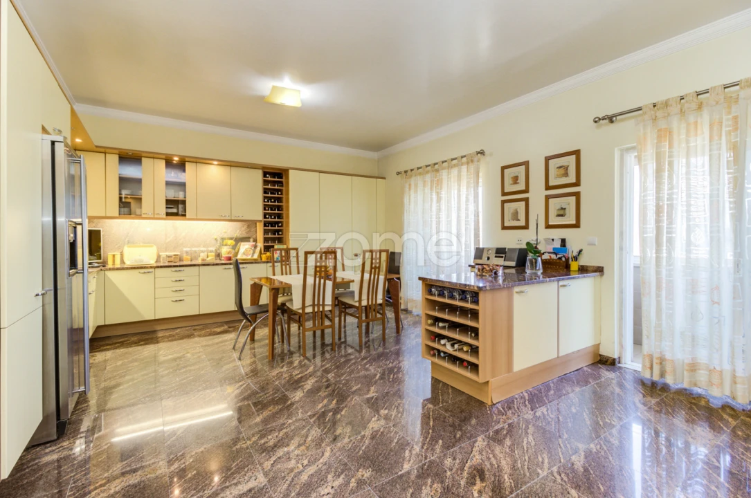 Apartamento T6 para Venda em São Domingos de Benfica Foto 9