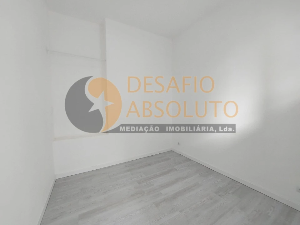 Loja para Arrendamento em Laranjeiro e Feijó Foto 14