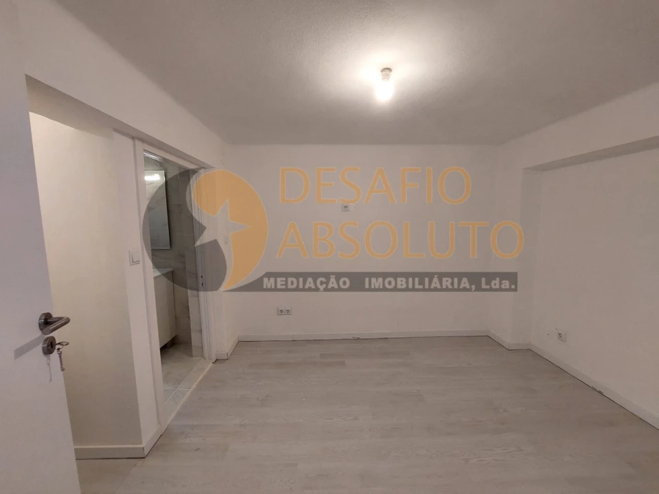 Loja para Arrendamento em Laranjeiro e Feijó Foto 17