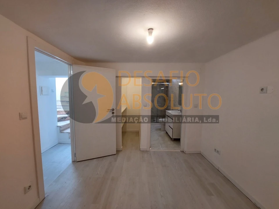 Loja para Arrendamento em Laranjeiro e Feijó Foto 18