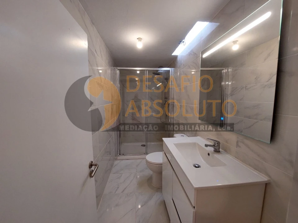 Loja para Arrendamento em Laranjeiro e Feijó Foto 22