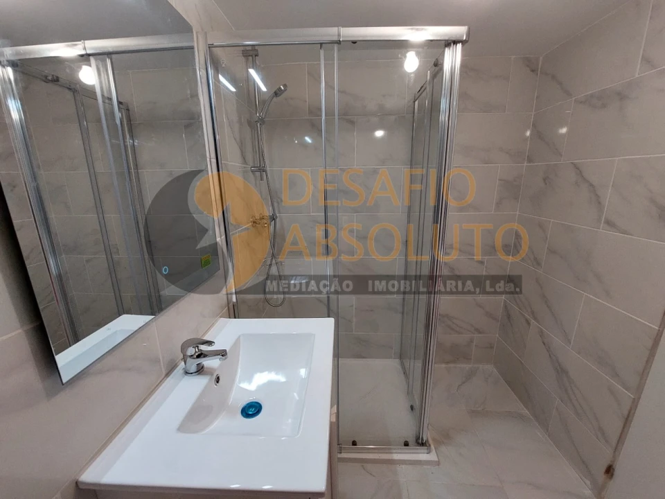 Loja para Arrendamento em Laranjeiro e Feijó Foto 24