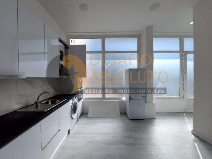 Loja para Arrendamento em Laranjeiro e Feijó