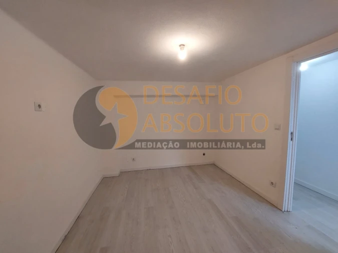 Loja para Arrendamento em Laranjeiro e Feijó Foto 19