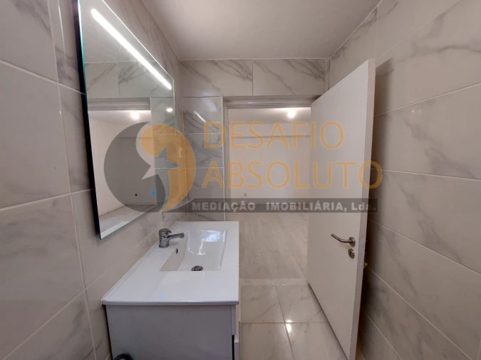 Loja para Arrendamento em Laranjeiro e Feijó Foto 20