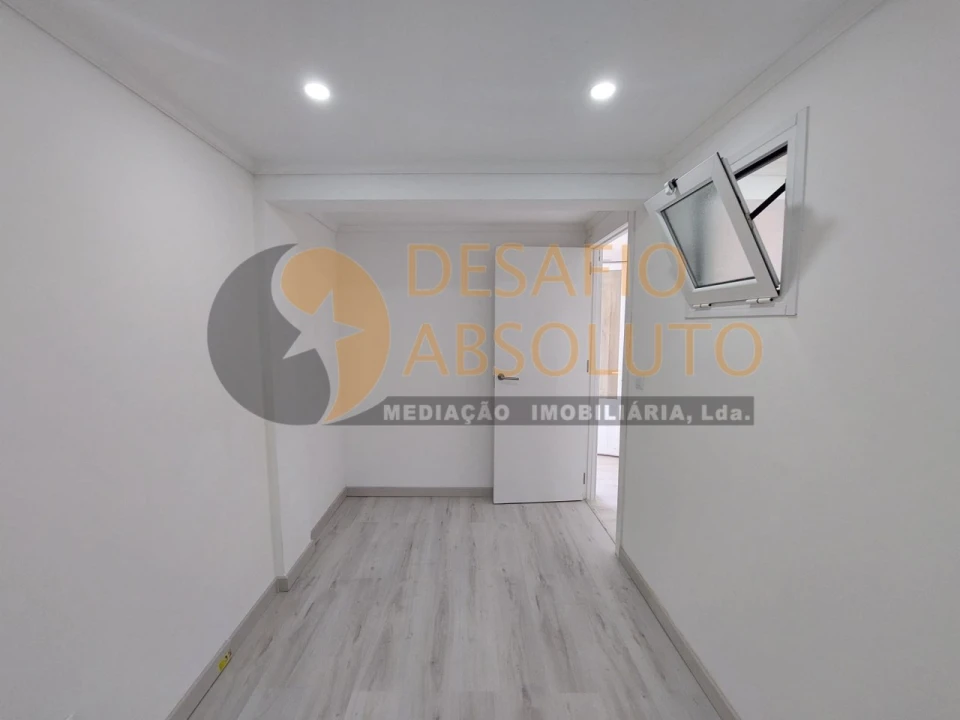 Apartamento para Venda em Corroios Foto 9