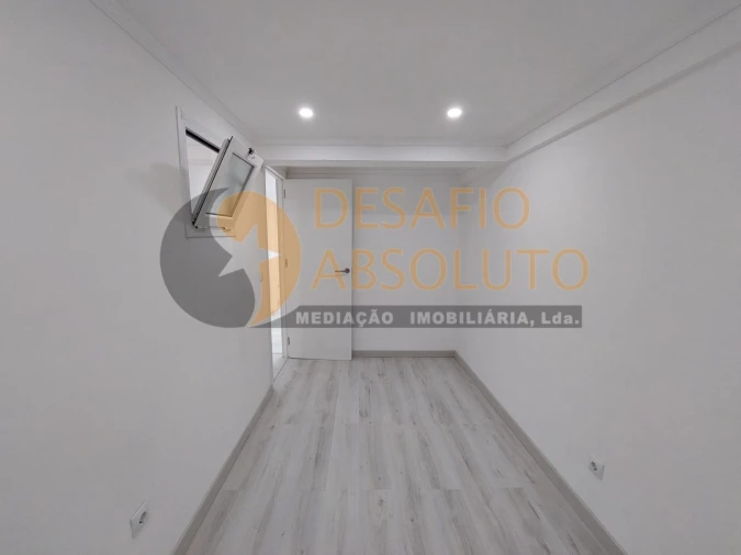 Apartamento para Venda em Corroios Foto 12