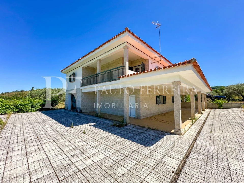 Moradia T4 para Venda em Torre de D. Chama Foto 1