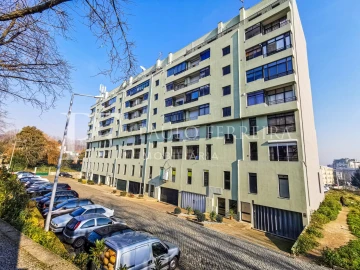 Loja para Venda em Vila Nova de Famalicão e Calendário