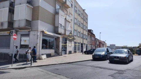 Moradia T9 para Venda em Ajuda