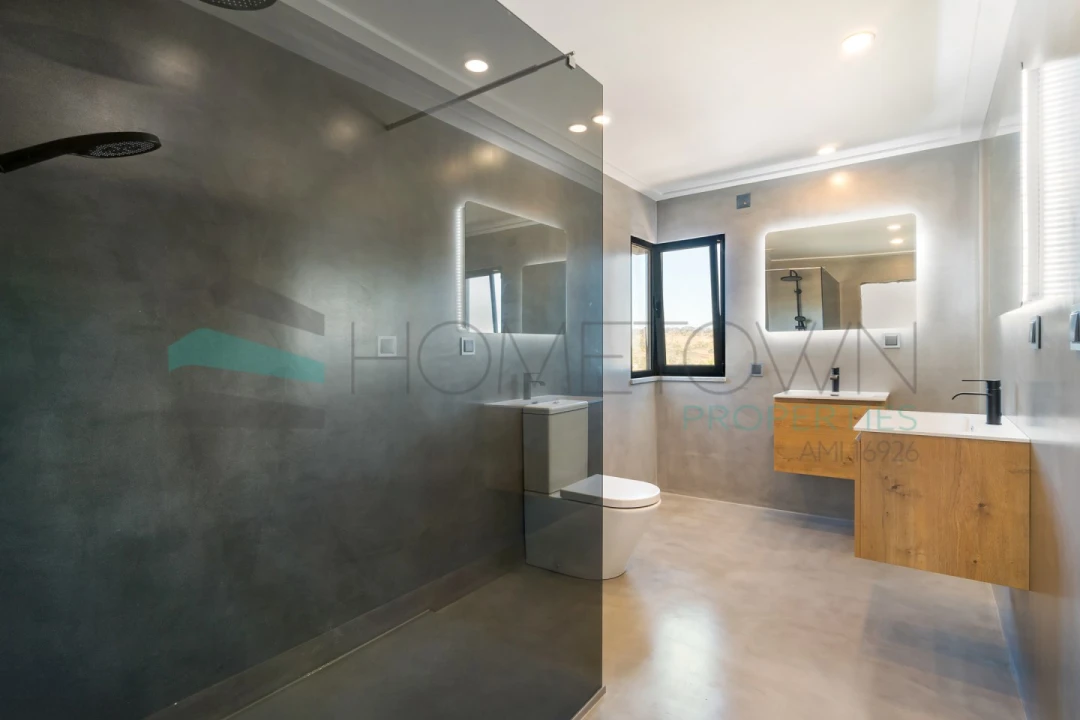 Moradia T5 para Venda em Quarteira Foto 5