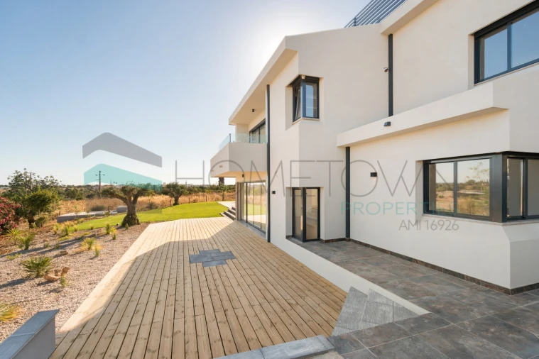 Moradia T5 para Venda em Quarteira