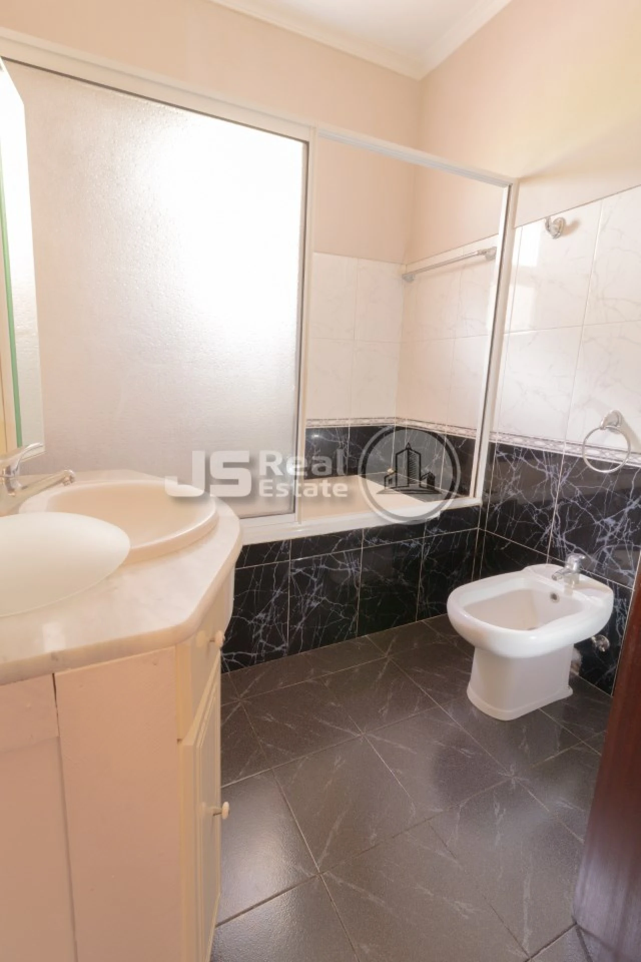 Moradia T3 para Venda em Estreito de Camara de Lobos Foto 18