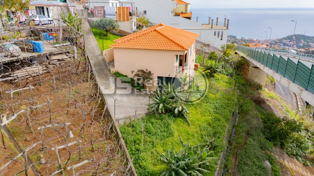 Moradia T3 para Venda em Estreito de Camara de Lobos Foto 1