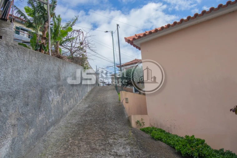 Moradia T3 para Venda em Estreito de Camara de Lobos Foto 24