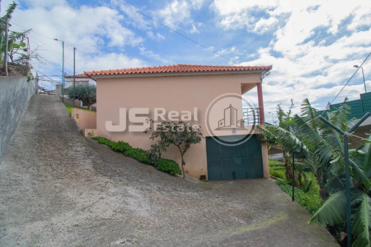 Moradia T3 para Venda em Estreito de Camara de Lobos Foto 3