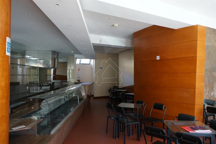 Loja para Arrendamento em Santa Maria da Feira, Travanca, Sanfins e Espargo