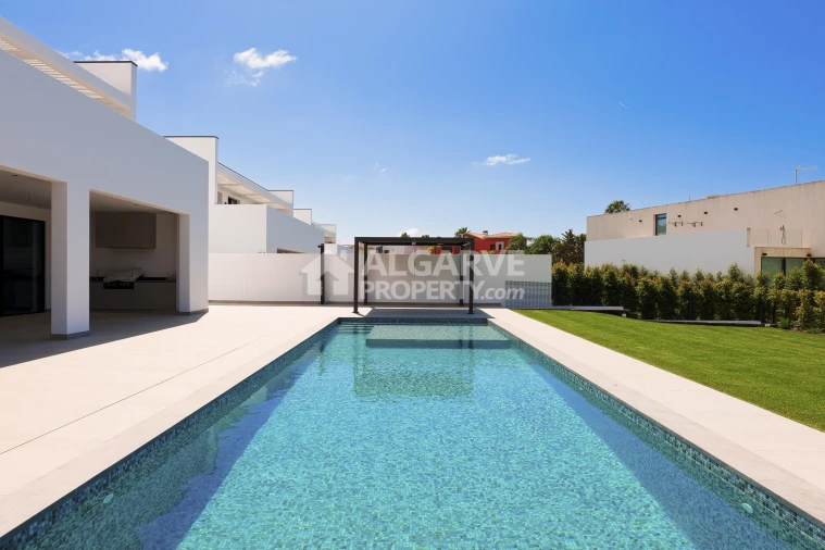 Moradia T4 para Venda em Quarteira Foto 6