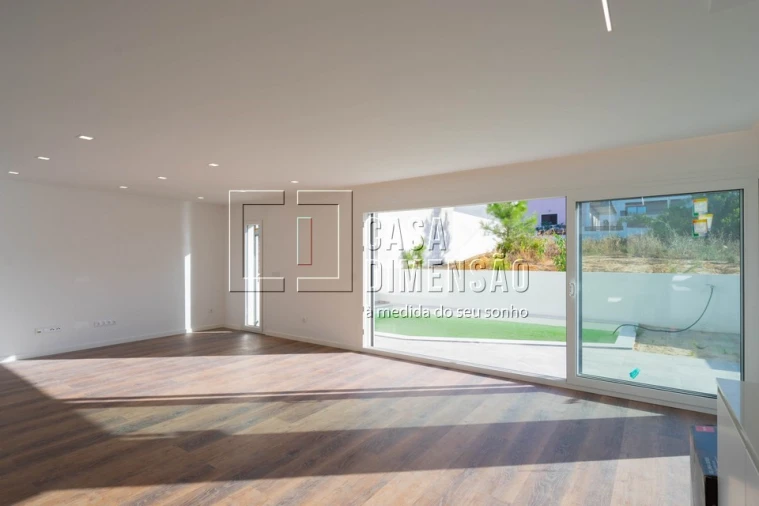 Moradia T4 para Venda em Amora Foto 9