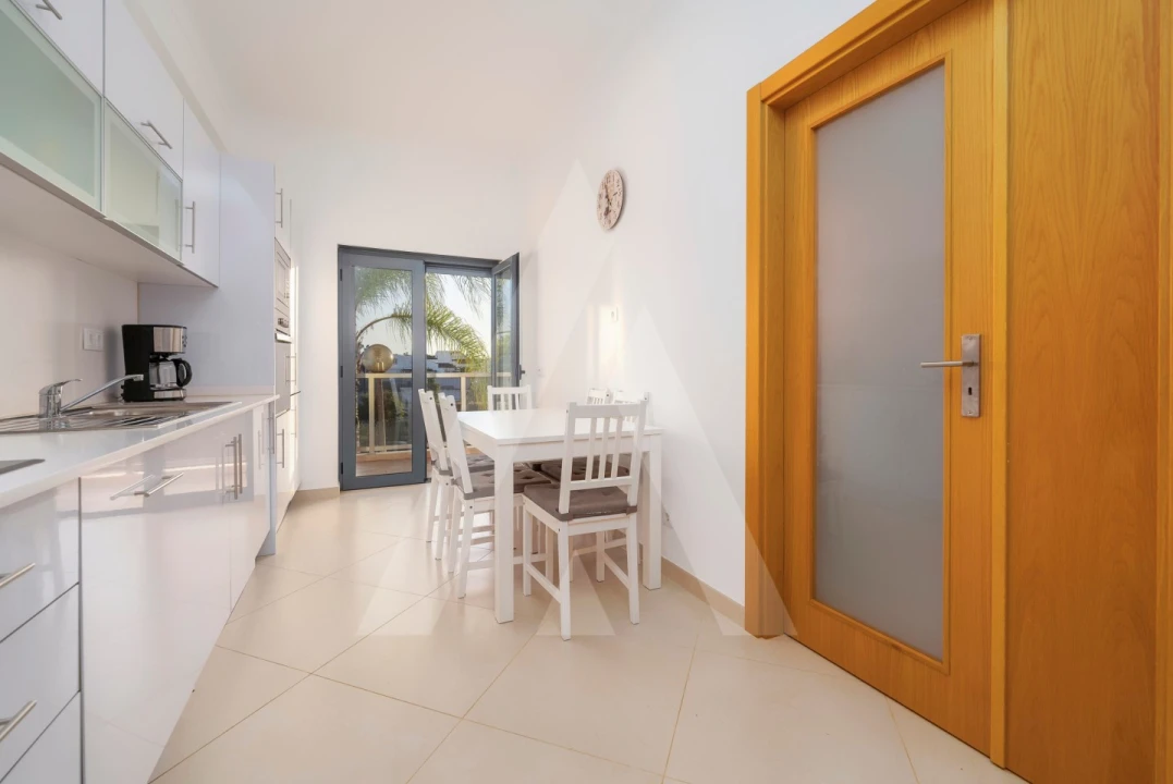 Apartamento T3 para Venda em Santa Barbara de Nexe Foto 13