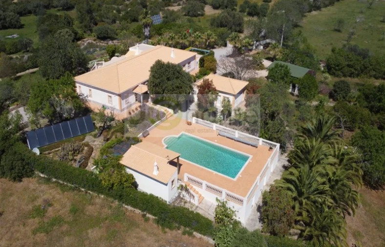 Quinta T4 para Venda em Santa Barbara de Nexe