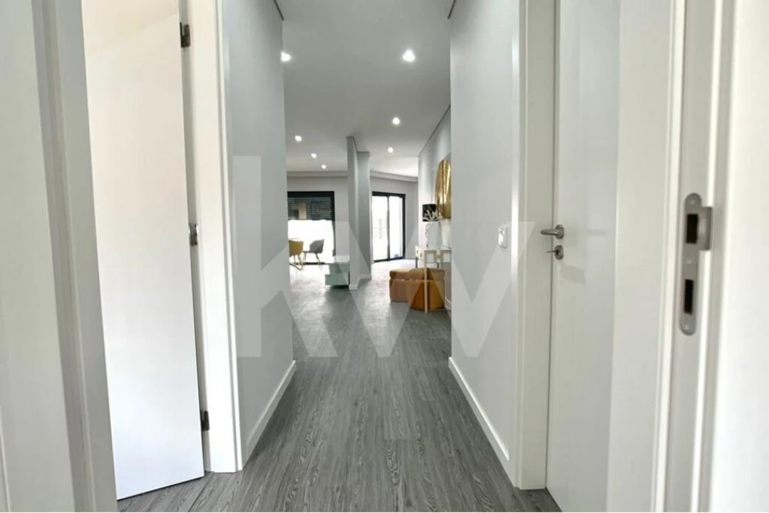 Apartamento T1 para Venda em Quelfes Foto 4