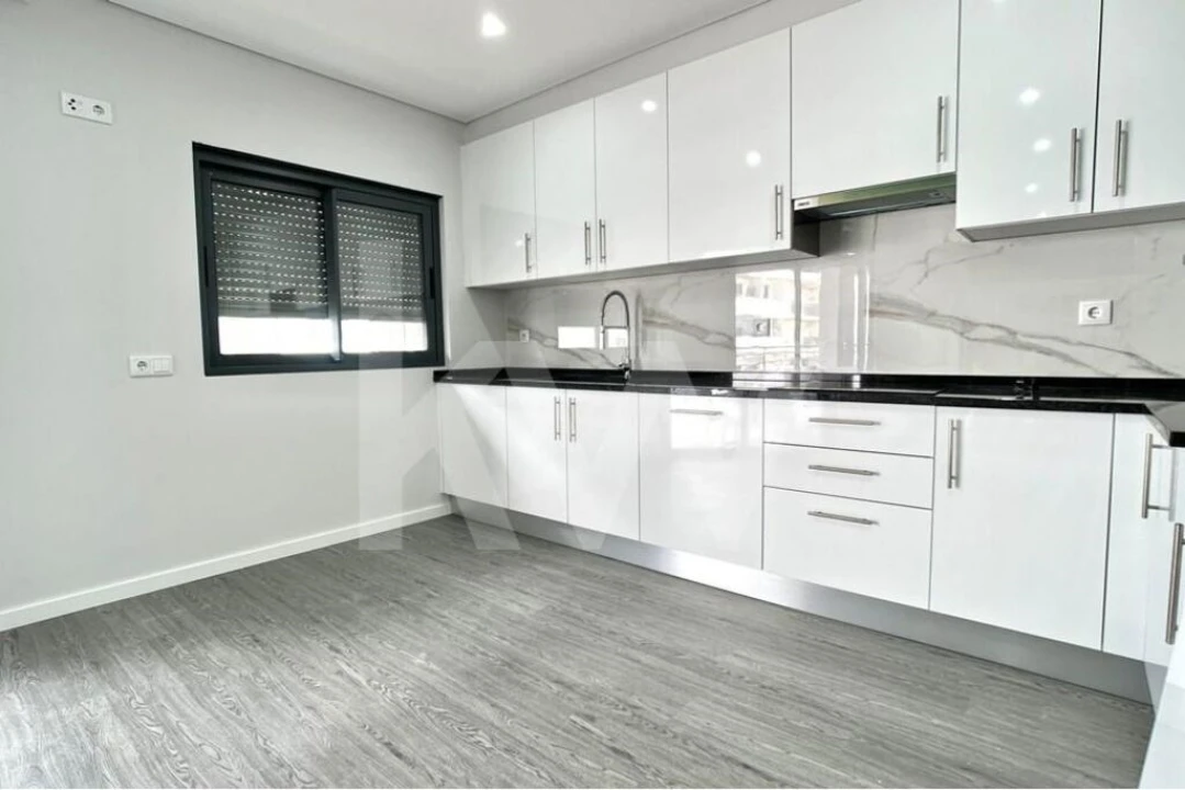 Apartamento T1 para Venda em Quelfes Foto 6