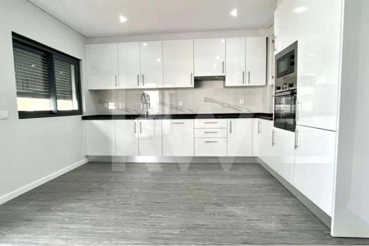 Apartamento T1 para Venda em Quelfes Foto 8