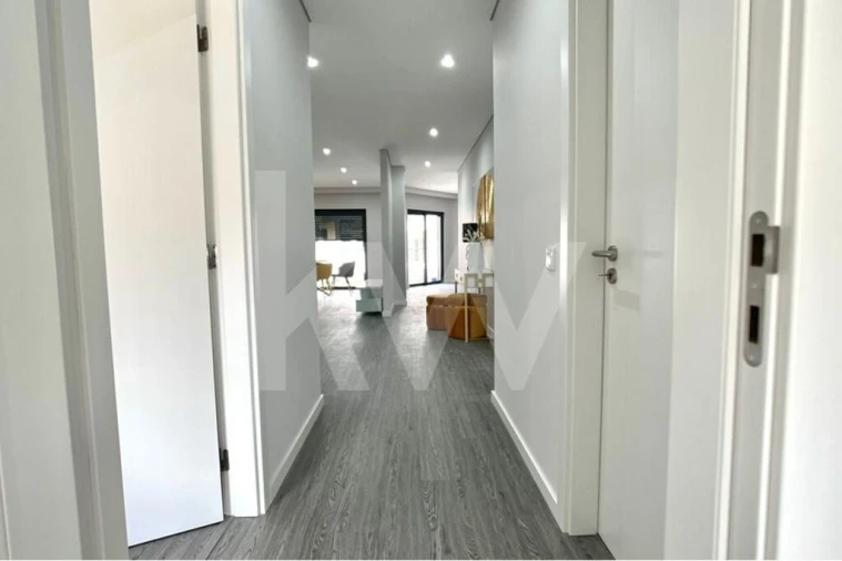 Apartamento T1 para Venda em Quelfes Foto 4