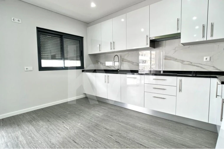 Apartamento T1 para Venda em Quelfes Foto 6